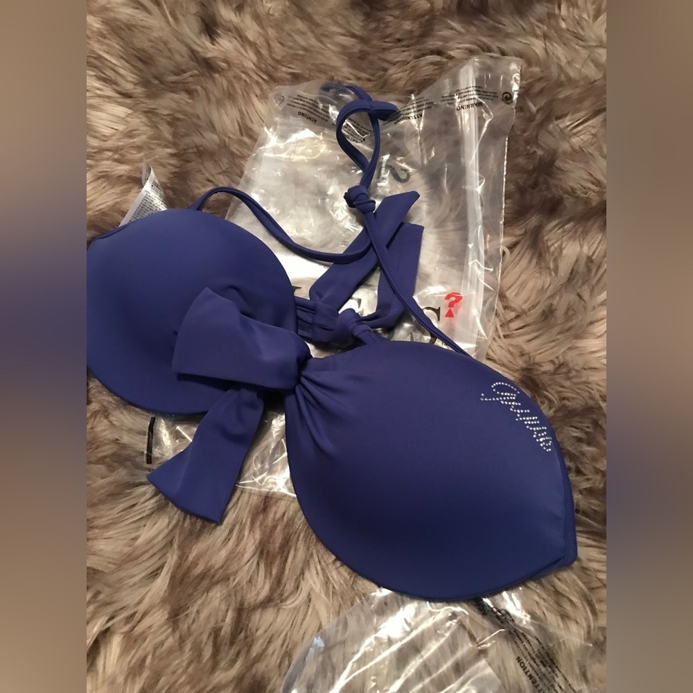 ✨NWT✨  GUESS purple bikini top is size 36C